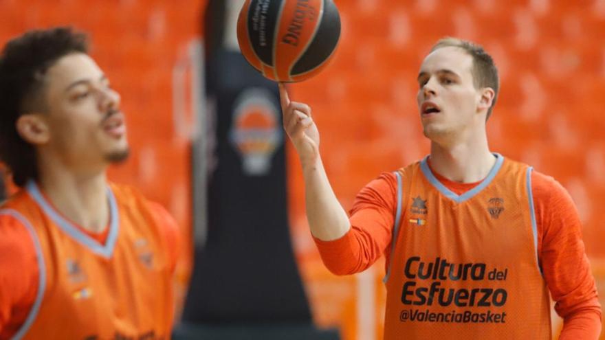 Klemen Prepelic, en el entrenamiento de ayer en La Fonteta, ya junto al resto de compañeros. | F. BUSTAMANTE