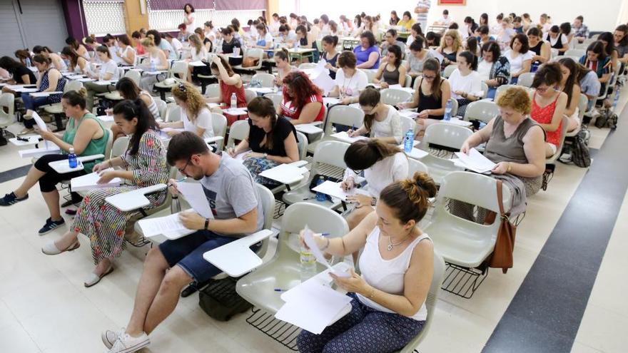 Opositores durante un examen. // Marta G. Brea