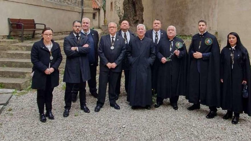 Representantes de la Hermandad de los Estudiantes, con el deán de la Catedral en el centro, ayer, delante del histórico olivo.