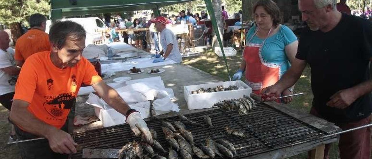 Preparación de las sardinas asadas, en la romería del año pasado. // A. Irago