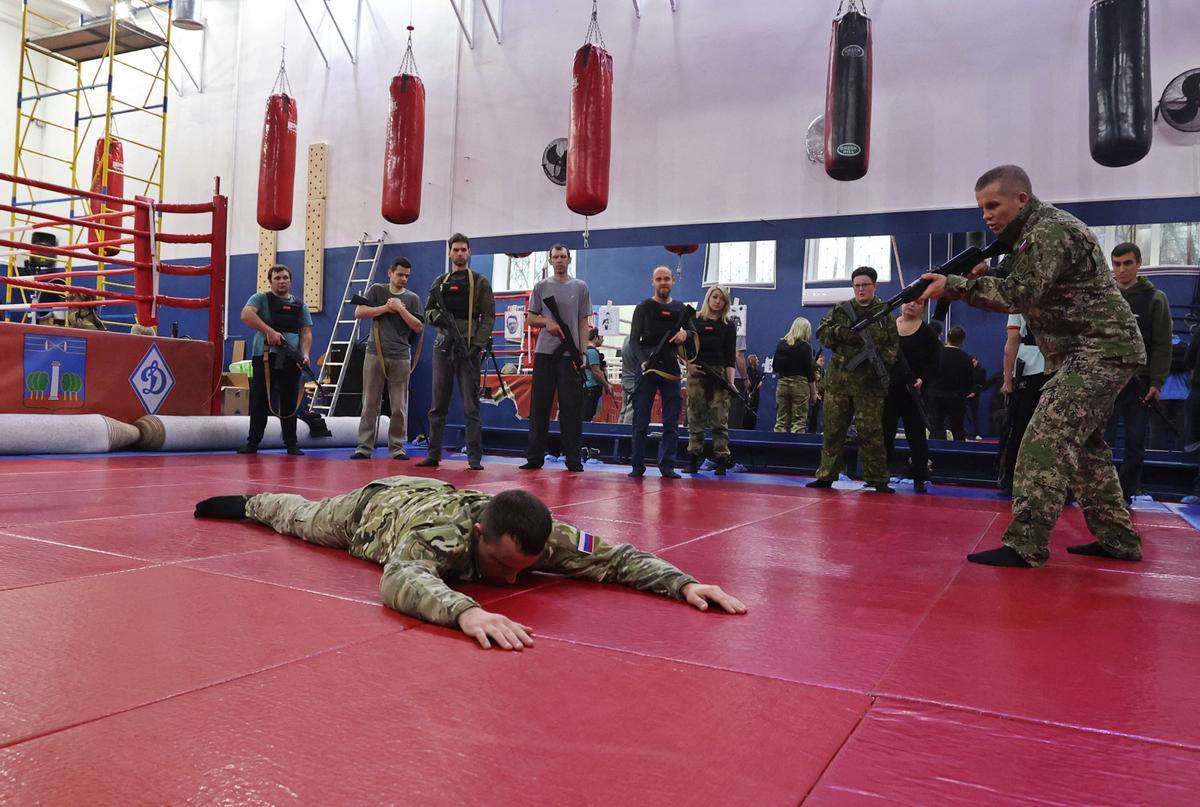 Ciudadanos de Moscú participan en un entrenamiento militar en el club militar-patriótico Yaropolk en Krasnogorsk