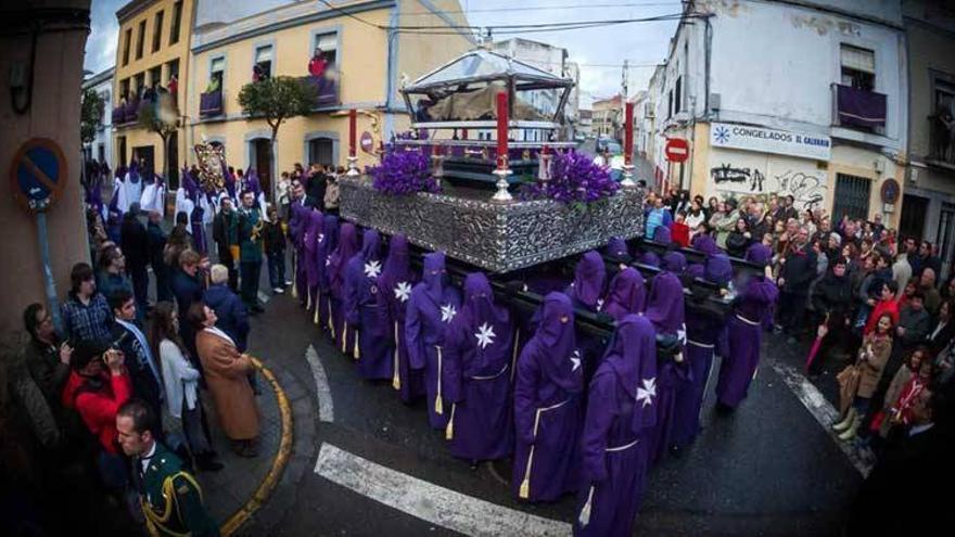 La lluvia suspende o acorta 11 de las 17 procesiones emeritenses