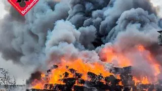 Un incendio calcina un desguace en Orihuela (Alicante)