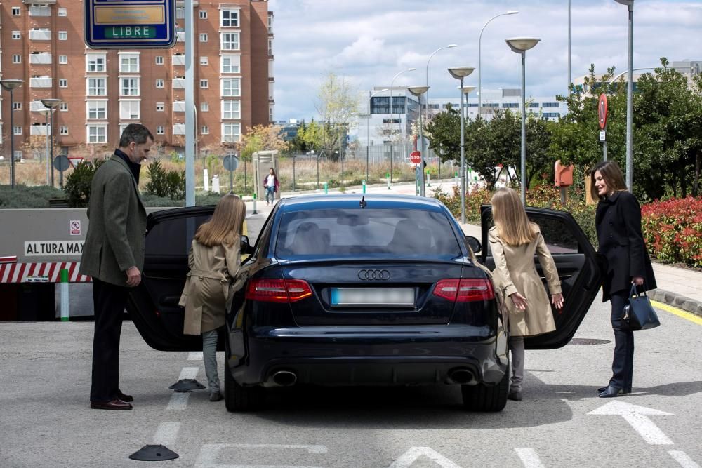 Los Reyes posan con sus hijas y con doña Sofía