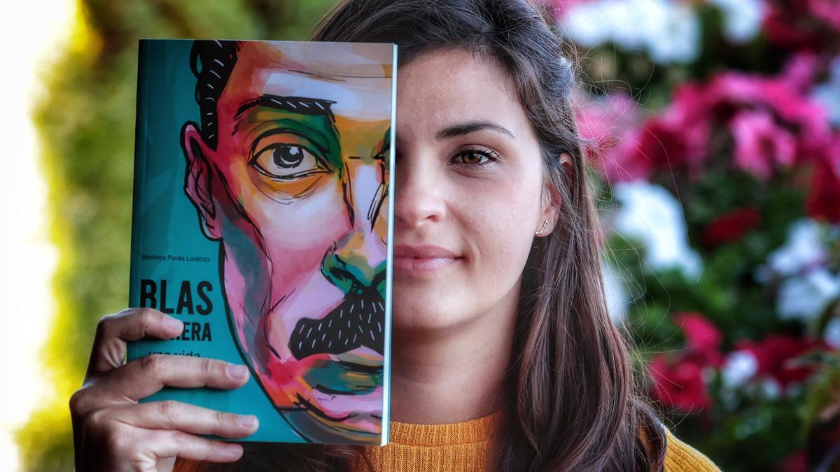 Verónica Pavés con su libro.