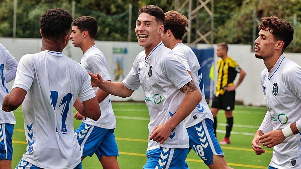 Ethyan celebra un gol con el Tenerife B.