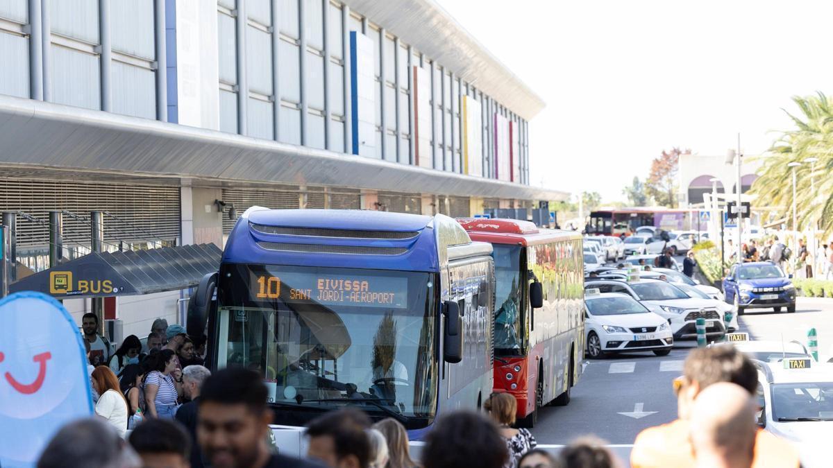 Pasajeros y vehículos en los accesos al aeropuerto de Ibiza.