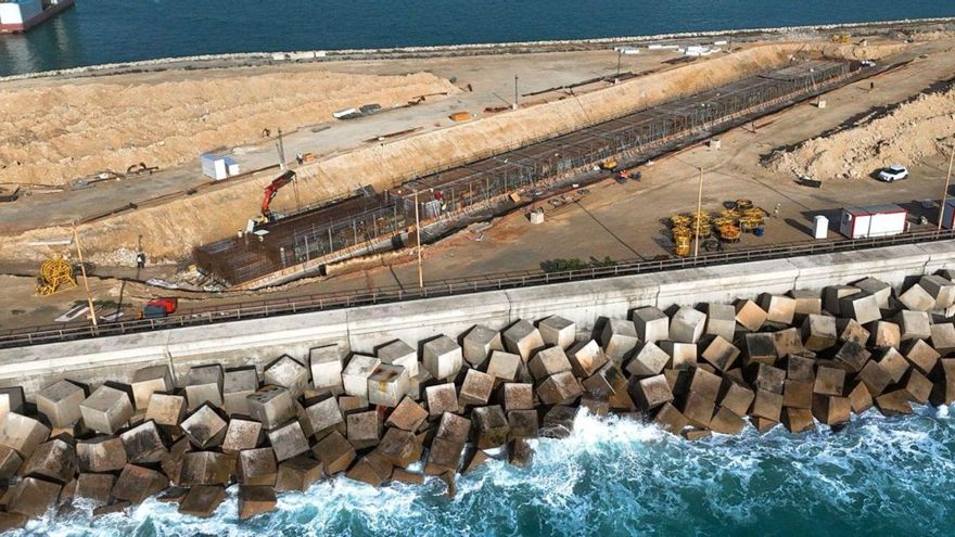 Imagen de la construcción del dique flotante, en Alicante. | P. NÀUTIC