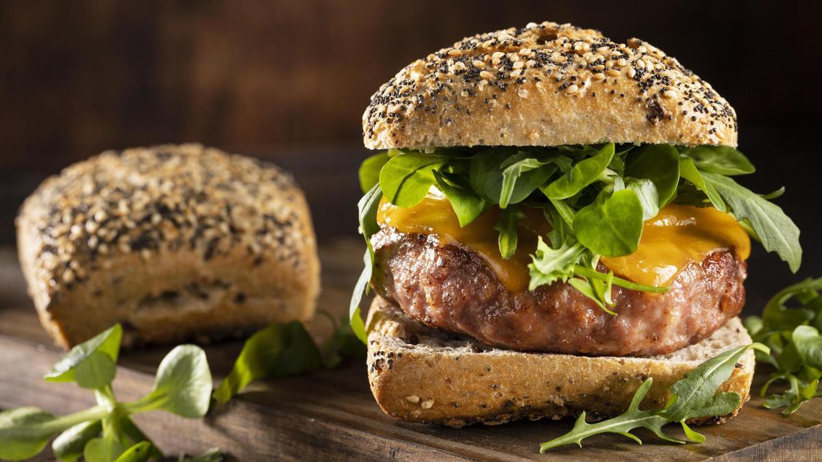El truco definitivo para que tu hamburguesa no se encoja en la sartén y quede perfecta.