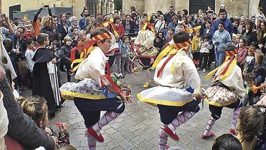 Los Moretons &#039;manacorins&#039; en pleno baile entre una gran espectación.