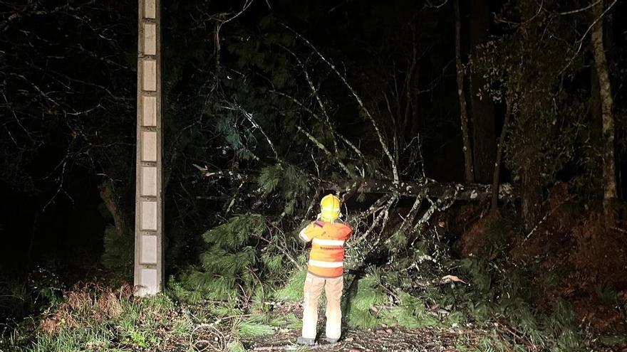 Hielo, granizo y árboles caídos en las carreteras de Costa da Morte y Barbanza