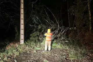 Hielo, granizo y árboles caídos en las carreteras de Costa da Morte y Barbanza