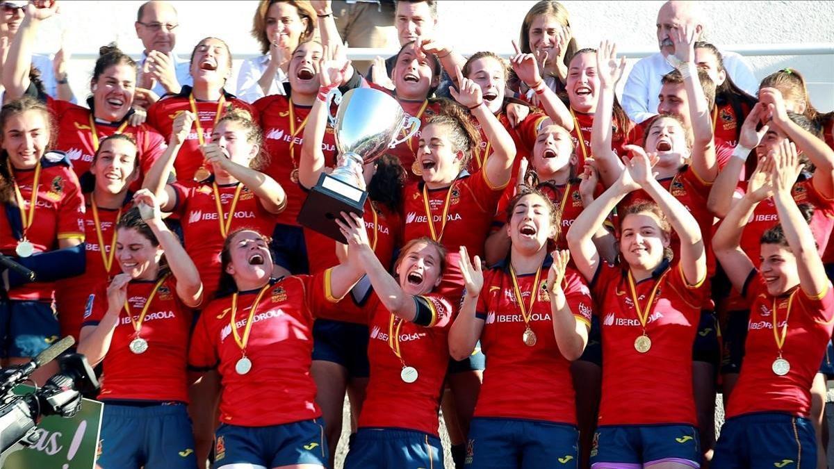 Las jugadoras de la seleccion espanola levantan el trofeo de campeonas tras vencer a Holanda por 54-0 en la final del Campeonato de Europa femenino de rugby.