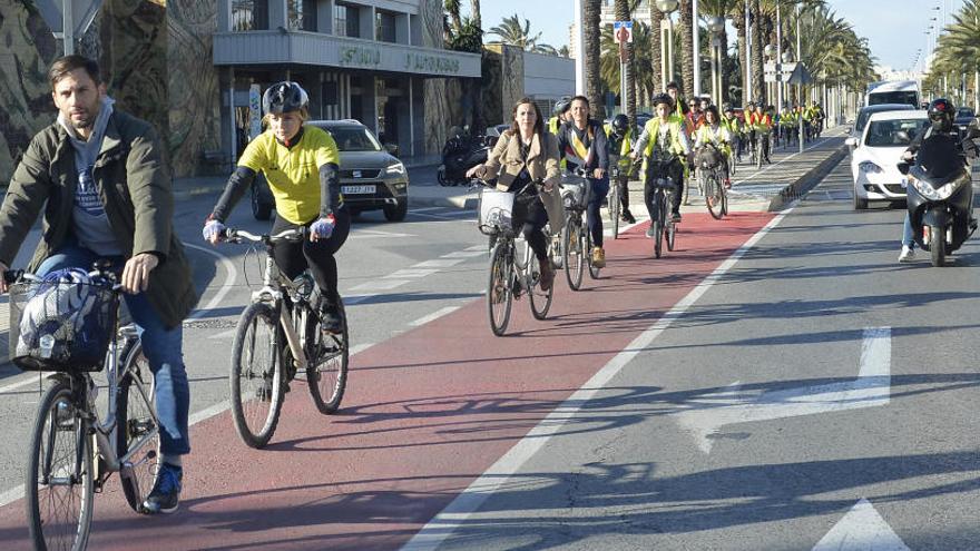 Un instante de la inauguración del carril bici esta mañana