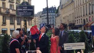 El momento en que se descubre el cartel de la nueva plaza de Gabriel García Márquez en París.