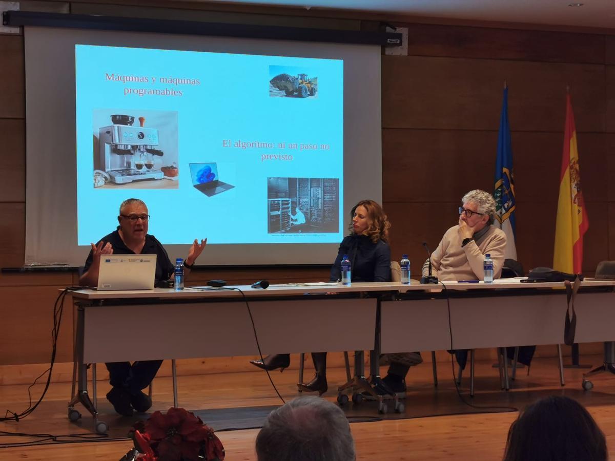 Enrique del Teso, Isabel Rivera y Enrique Pañeda en el acto del viernes.