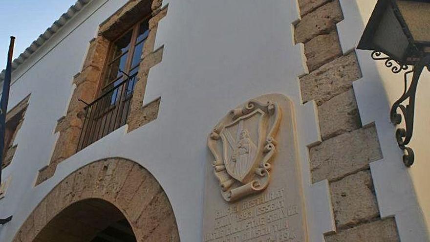 Detalle de la fachada del Ayuntamiento de Santa Eulària.