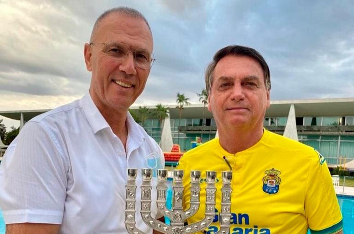 El expresidente de Brasil Bolsonaro, en 2020, durante la firma de un acuerdo de paz con Israel y de amarillo.