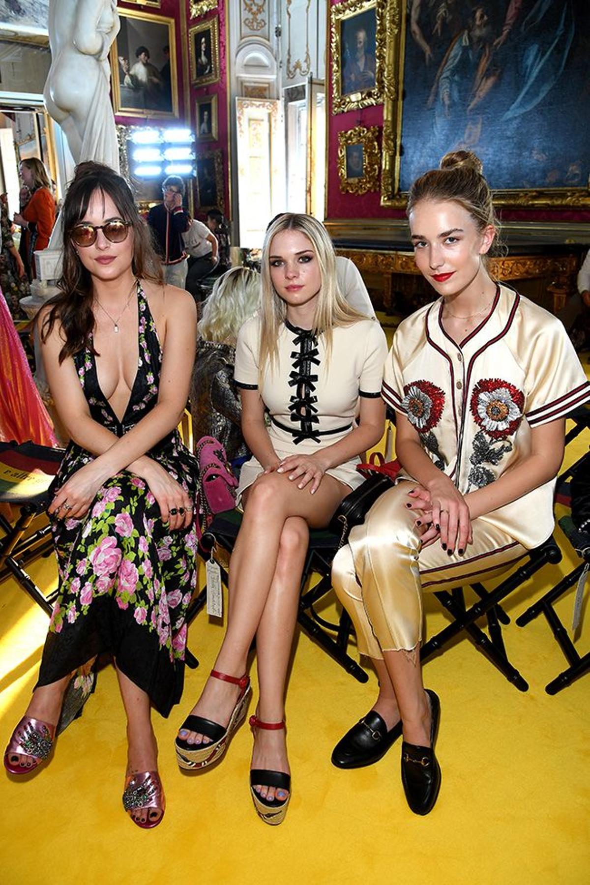 Dakota Johnson, Stella del Carmen Banderas y Grace Johnson en el desfile crucero de Gucci en Italia