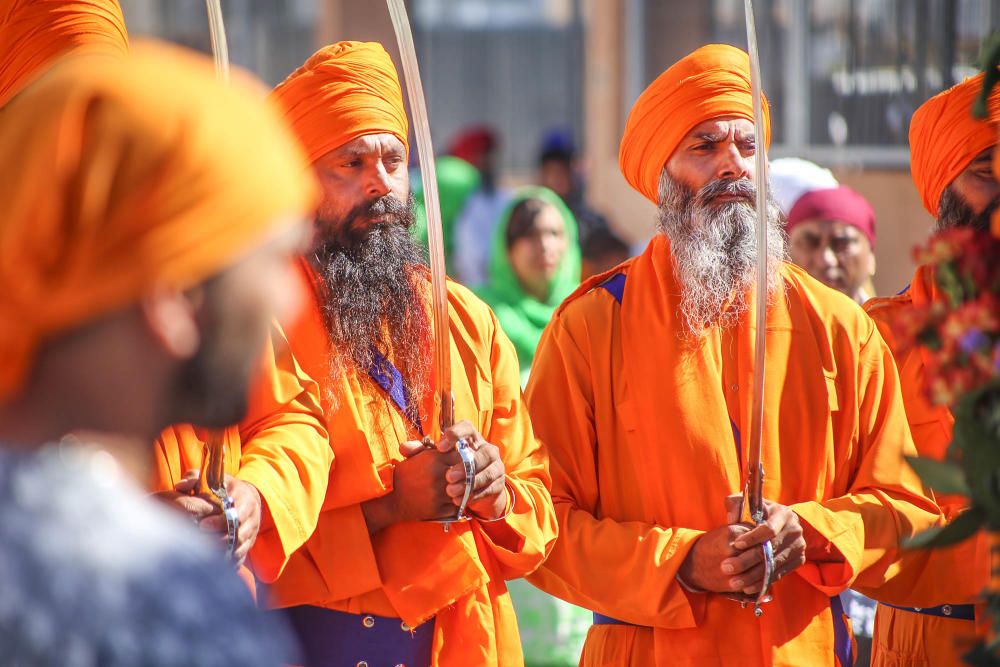 La comunidad Sikh recorre Torrevieja en un colorid