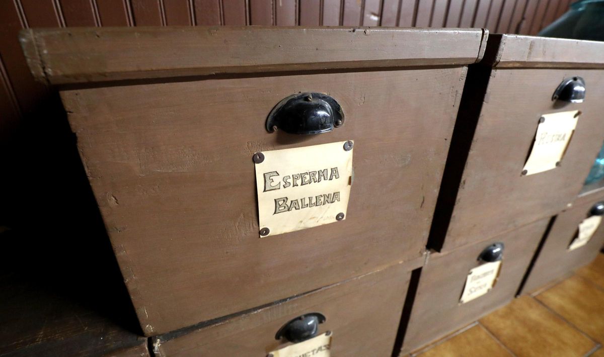 Una de las cajas antiguas del Provincial con esperma ballena.