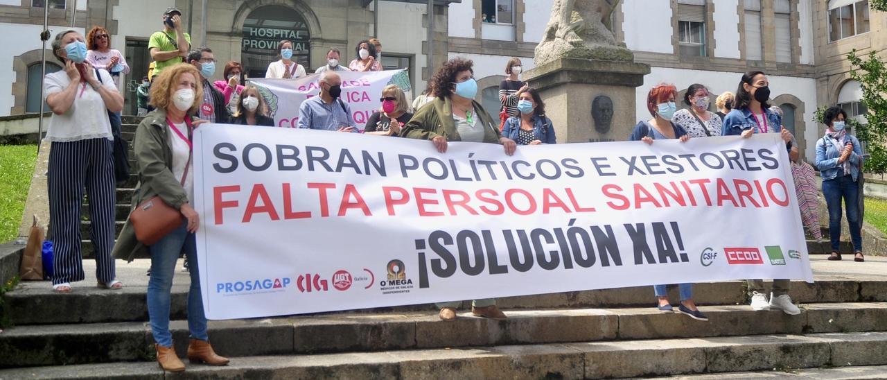 Profesionales sanitarios en la concentración que llevaron a cabo ayer en la entrada principal del Hospital Provincial