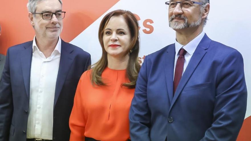 El secretario general de Ciudadanos, José Manuel Villegas, acompañado por Silvia Clemente, ofrece una rueda de prensa en la sede de Cs Castilla y León.