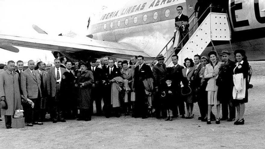 Viajeros del primer vuelo de Iberia Madrid-Buenos Aires, en 1946. El niño de la derecha es el coruñés Francisco Botas García-Mayer