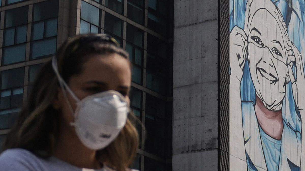 Archivo - Mujer con mascarilla en Brasil durante la pandemia de coronavirus