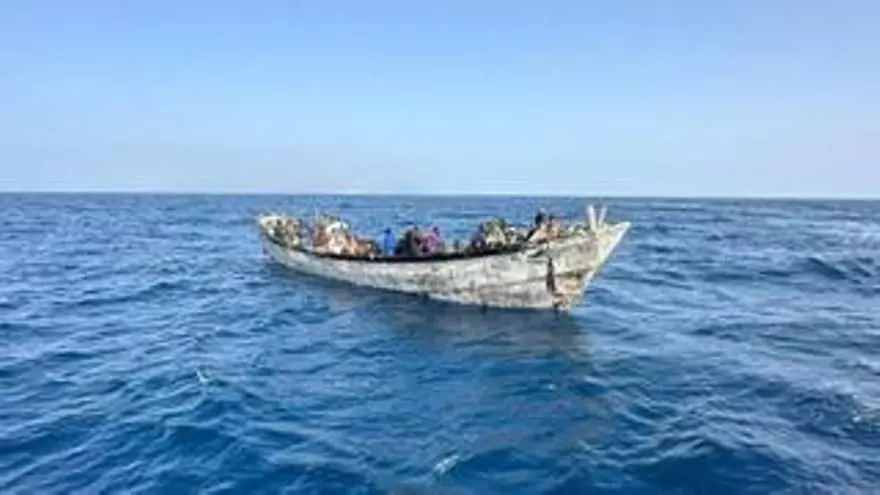 Rescatan un cayuco con 43 migrantes en aguas próximas a El Hierro