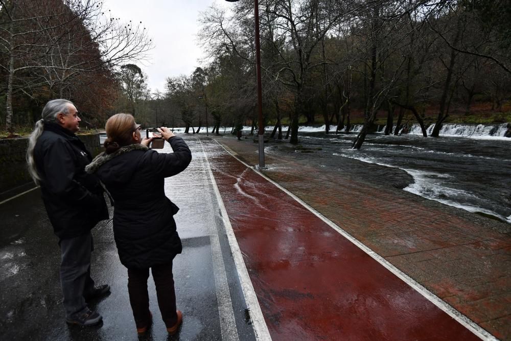 El tiempo en Galicia | El río Verdugo se desborda en A Calzada, en Ponte Caldelas