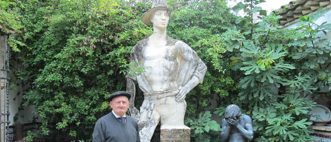 Juan Polo, junto al boceto de una de sus esculturas cumbres.