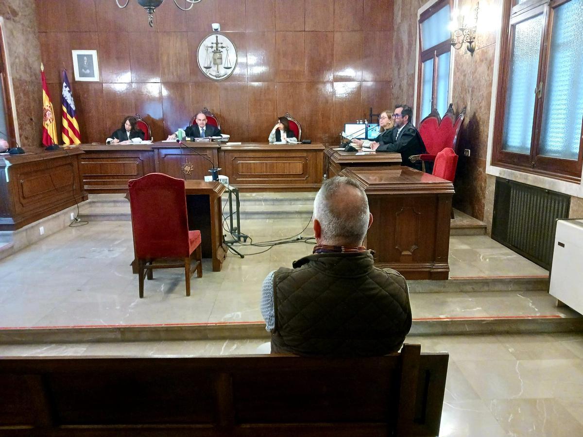 El acusado de intentar estafar a un anciano comprándole tres fincas admitió los hechos ayer en la Audiencia de Palma.