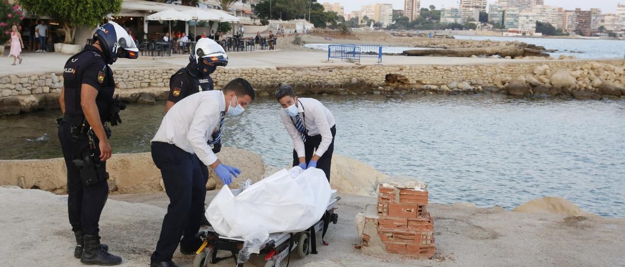 Trabajadores de la funeraria se disponen a trasladar el cuerpo del bañista fallecido en Alicante.