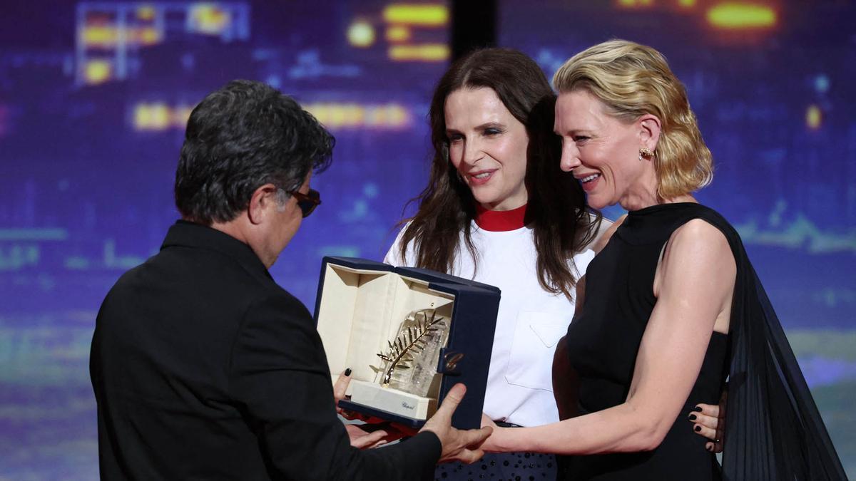 El director, guionista y productor iraní Jafar Panahi celebra tras ganar la Palma de Oro por la película Un simple accidente.