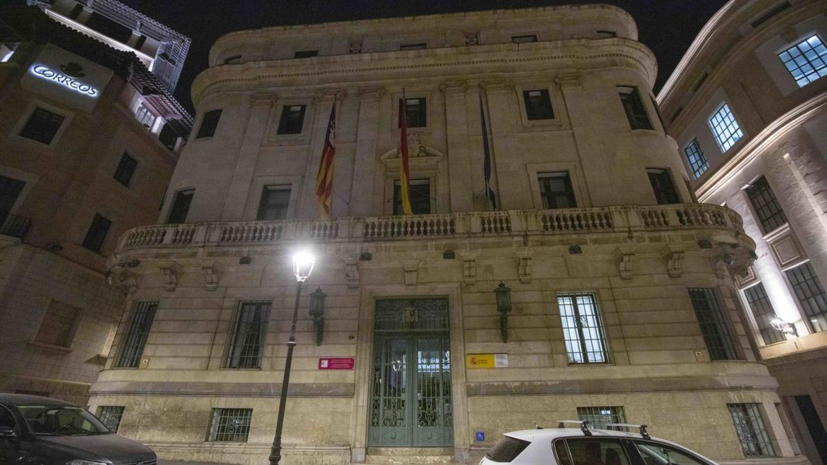 Delegación de Gobierno también resolvió el «error» y apagó las luces ayer. | G.BOSCH