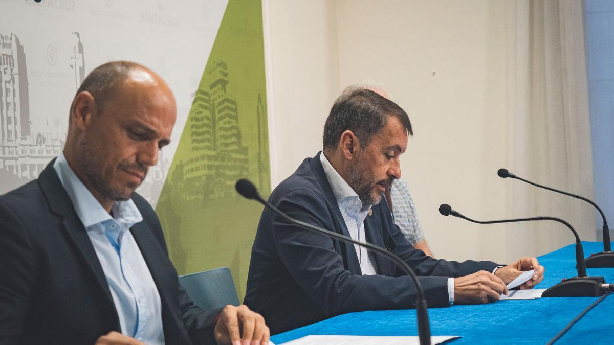 El consejero delegado de la Sociedad de Desarrollo y el alcalde de Santa Cruz, durante la presentación de los Bonos Consumo.