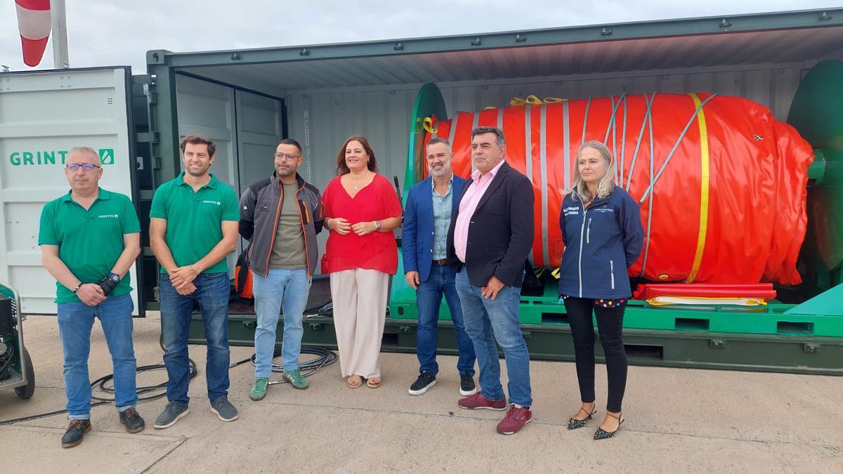 Presentación del dispositivo con la presidenta de la Autoridad Portuaria de Las Palmas junto a técnicos y autoridades del Puerto