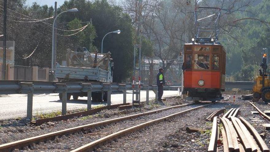 Der sogenannte Rote Blitz verkehrt seit 1912 auf dieser Strecke.