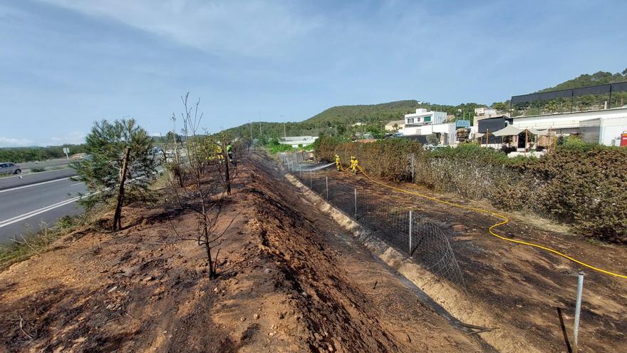 Incendio de rastrojos de una cuneta en la zona de Ca Na Negreta