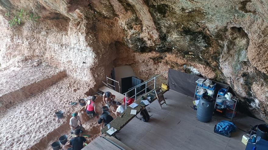 Arqueología a contrarreloj en la Cova del Bolomor