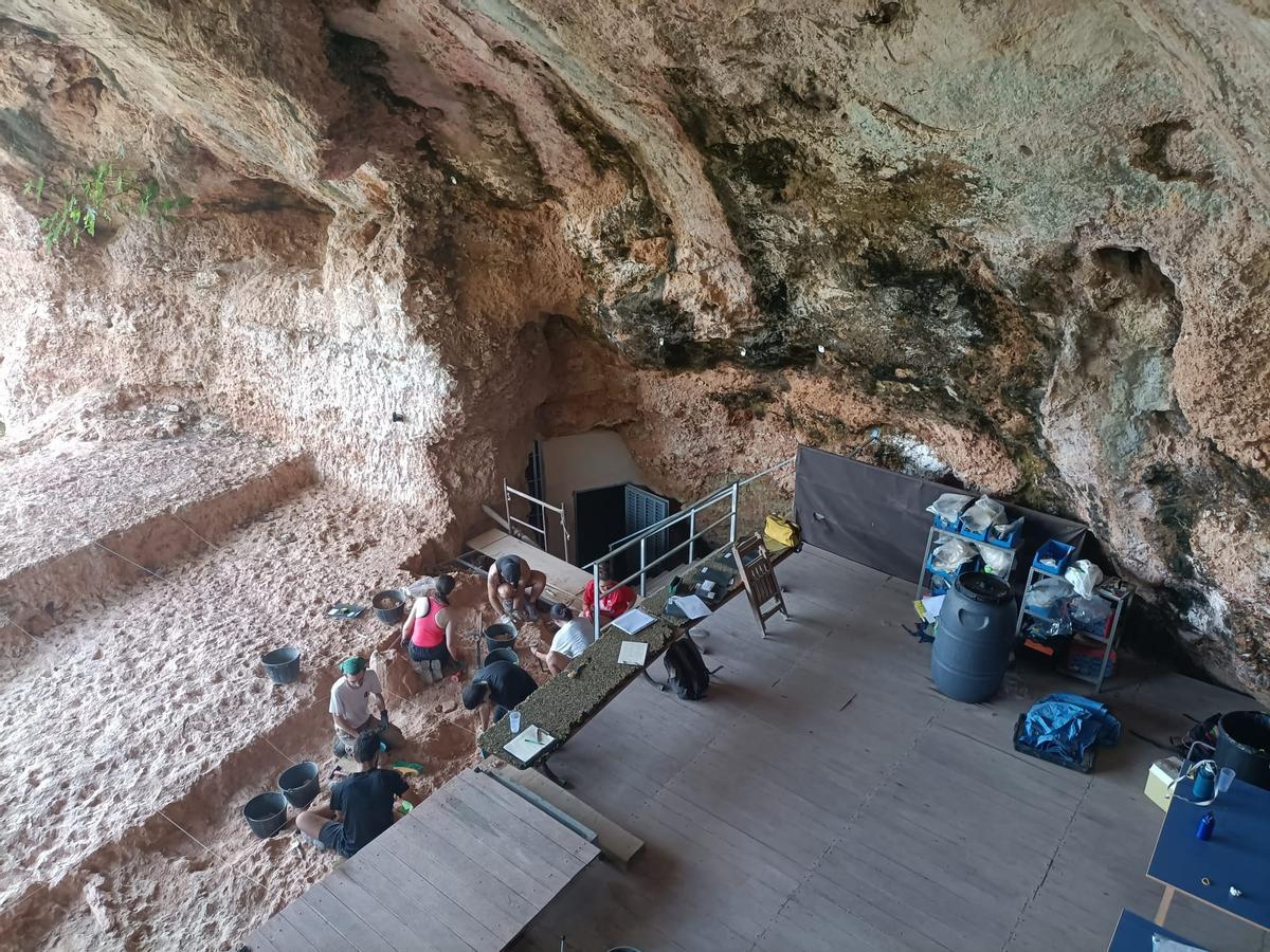 Excavaciones en la Cova del Bolomor.