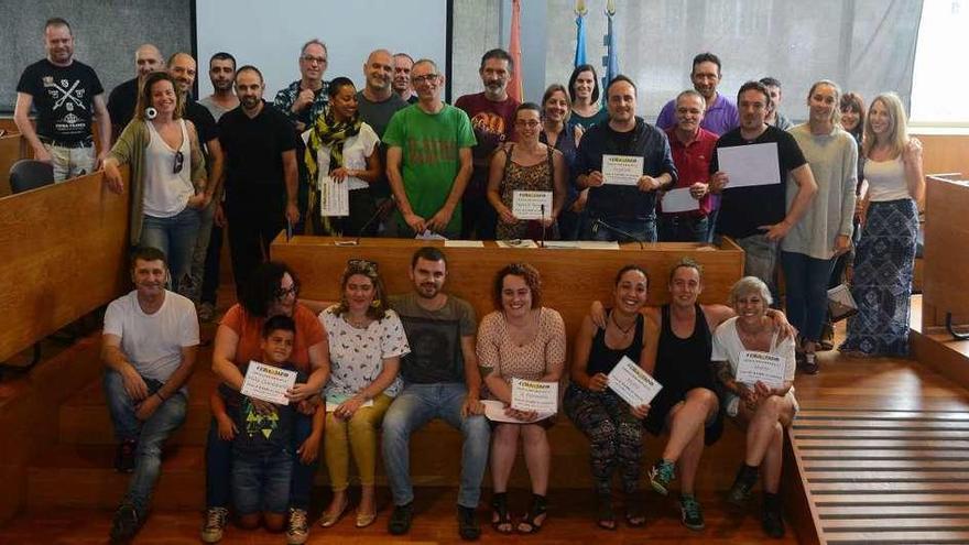 Premiados y autoridades en el acto de ayer en el Concello de Cangas. // Gonzalo Núñez