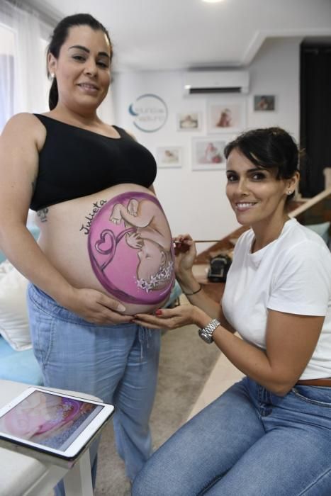 21-06-19 TELDE. SEDE LA LUNA DE NEPTUNO. LAS PALMAS DE GRAN CANARIA. Reportaje a una artista que pinta barrigas de embarazada. Fotos: Juan Castro.  | 21/06/2019 | Fotógrafo: Juan Carlos Castro