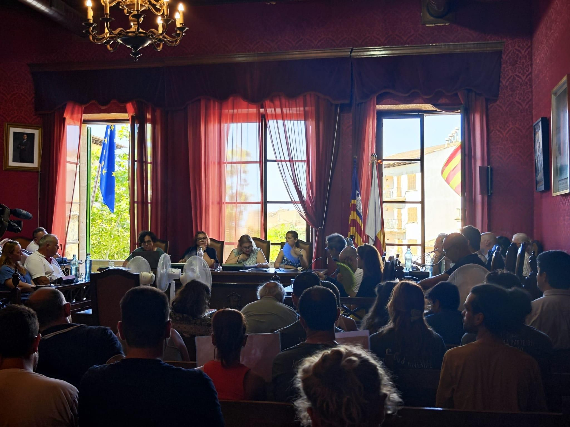 FOTOS | El pleno de Llucmajor para pedir el cierre de la macrogranja, en imágenes