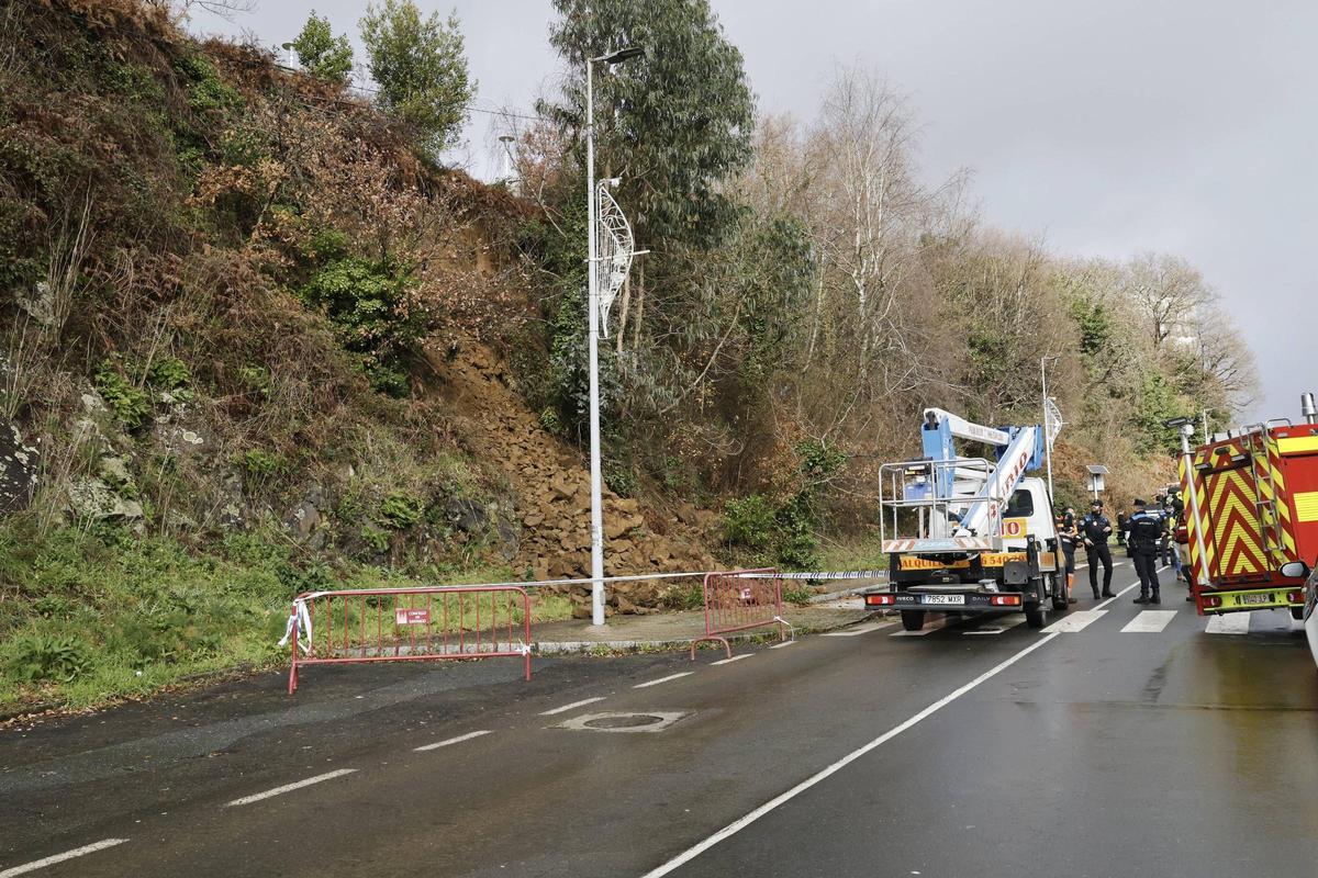 Bomberos y Policía Local acordonan la zona del desprendimiento en Fontiñas