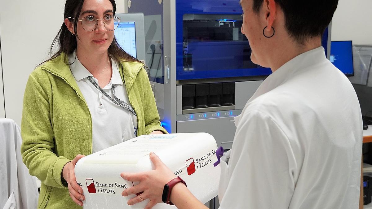 Una professional de la Unitat d’Hospitalització a Domicili d’Althaia recull, a la seu fixa del Banc de Sang, una bossa per utilitzar en una transfusió a domicili