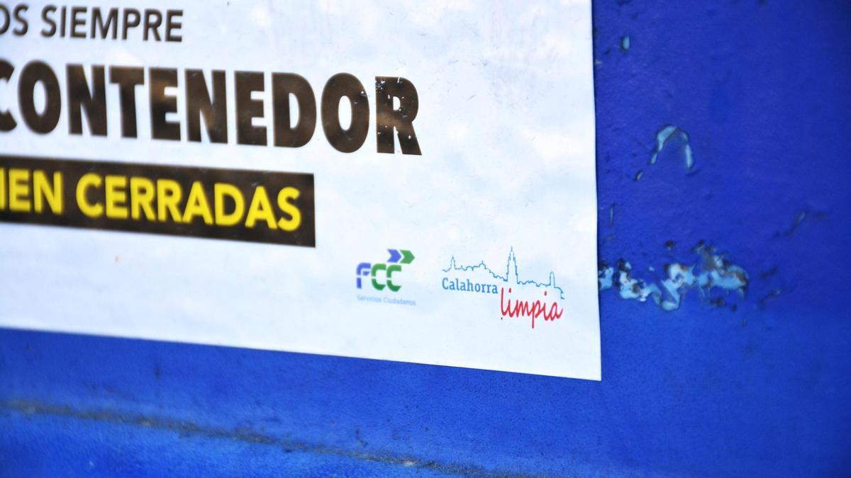 Pegatina en un contenedor de Valdespartera con el logotipo de Calahorra.