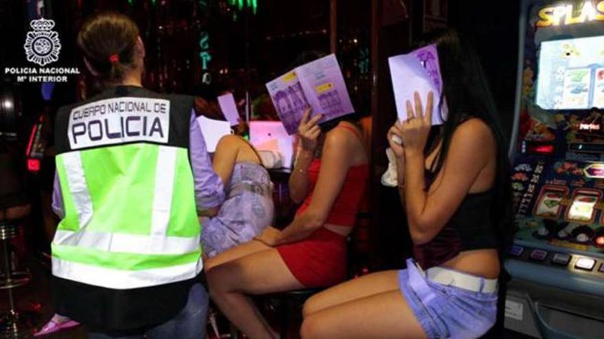 Una imagen de las chicas durante la actuación policial.