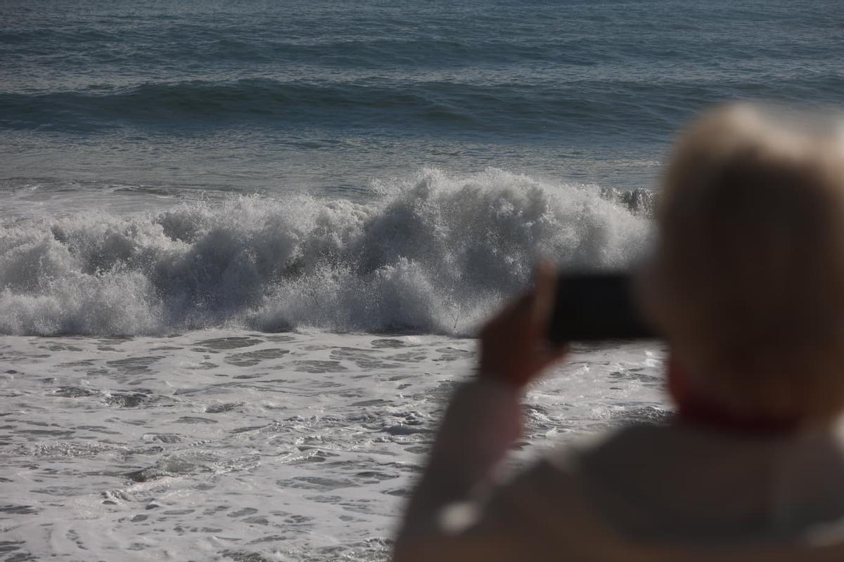 El temporal reúne a surfistas en busca de las mejores olas en la Caleta